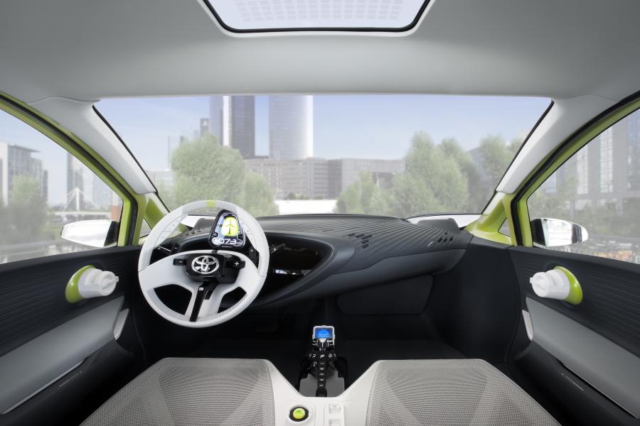 Торпедо Toyota FT-CH Concept 2010 года  (фото 17 из 38)